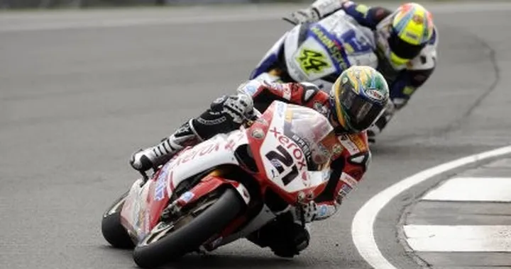 Bayliss vince, Bayliss cade, ma il mondiale è sempre più vicino