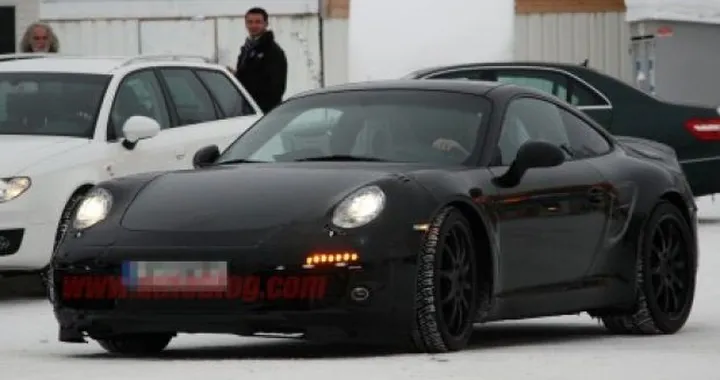 Nuova Porsche 911: la 998 con i fanali a LED semi-definiti