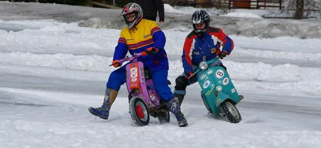 Ice Pragelato 2T: gara di Vespa sul ghiaccio