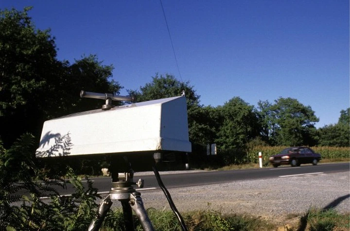 Autovelox nascosto: la multa è nulla?