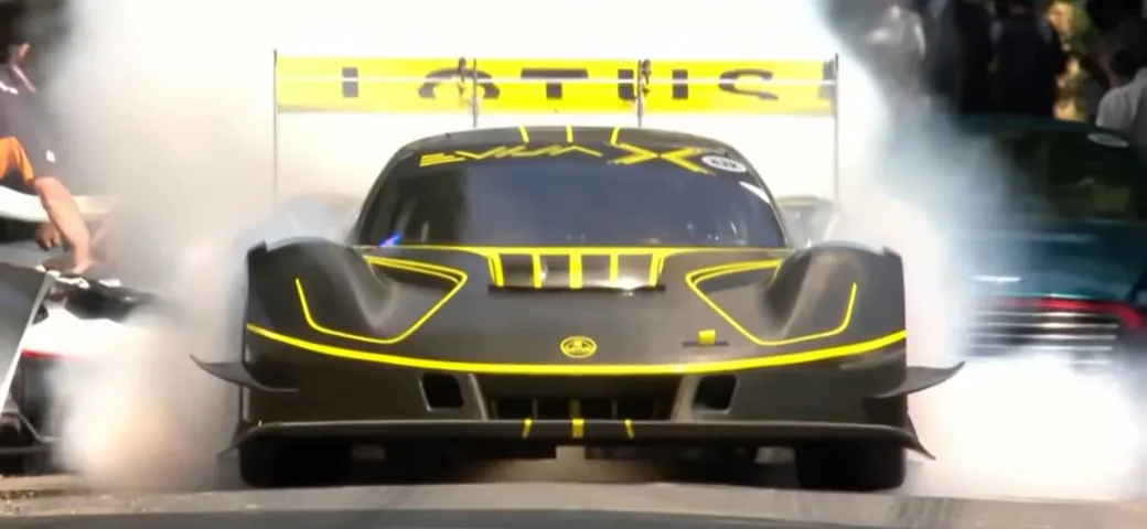 Lotus Evija X: partenza col botto a Goodwood, ecco il video del crash
