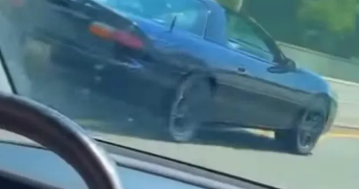Sfida la Tesla con la Camaro, ma va a sbattere [Video]