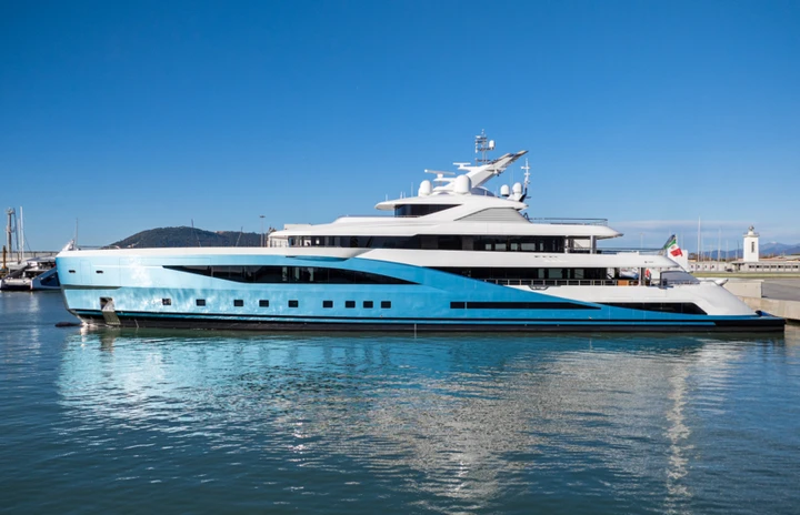 Un superyacht da 78 metri è arrivato in Italia: ha un piscina ed eliporto a bordo