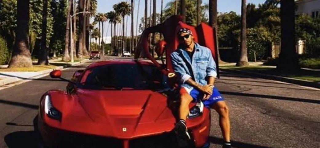 Lewis Hamilton e il suo garage da sogno