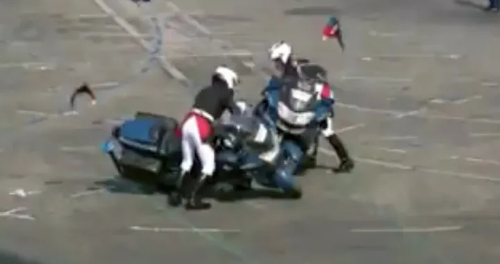 Francia: scontro tra poliziotti in moto durante la parata