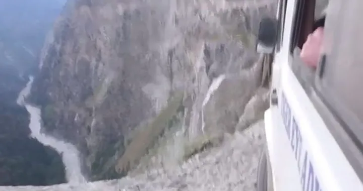 In cima all'Himalaya, guidando sul precipizio [Video]