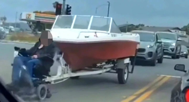 Incredibile: la sedia a rotelle traina un motoscafo [Video]