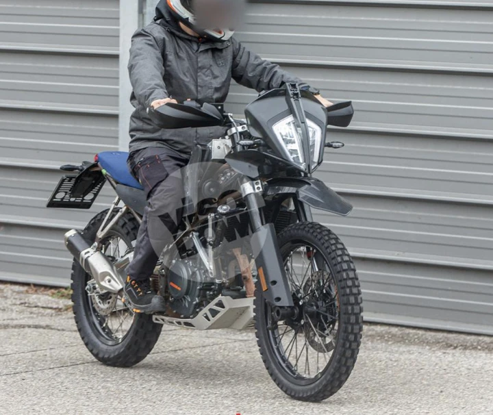 KTM 390 Enduro: le prime foto spia. E se arrivasse in versione Supermoto?