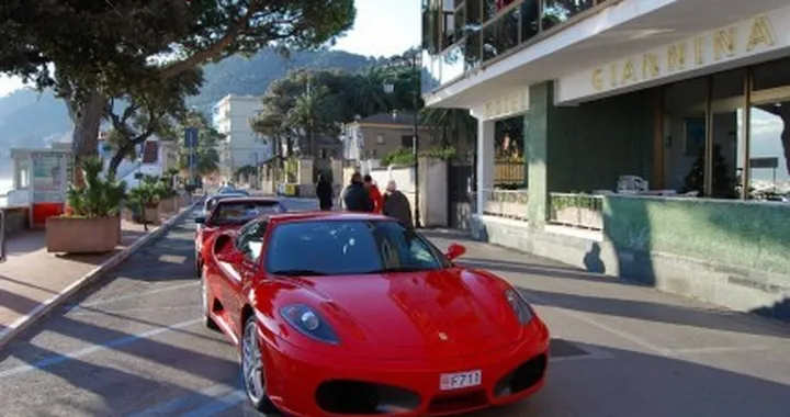 Natale in Ferrari: un raduno a Laigueglia
