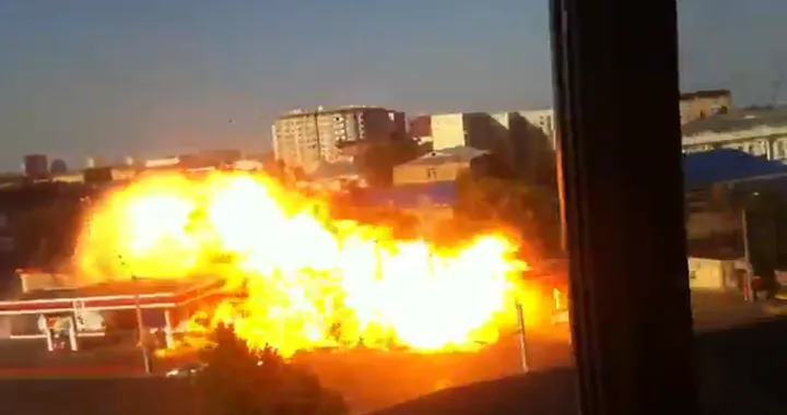 A Macha?kala (Daghestan) esplode un distributore di benzina. Il video completo