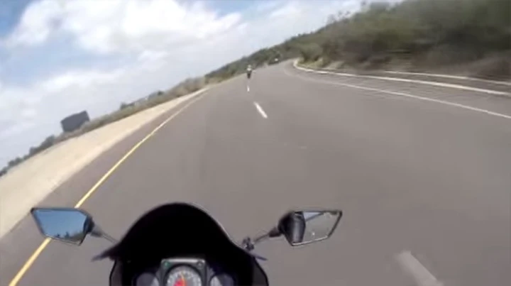 Cosa succede quando si frena in curva [Video]