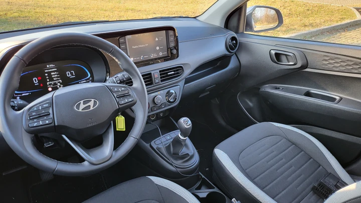 Hyundai i10 2024: piccola citycar, grande anima. Caratteristiche e PROVA SU STRADA