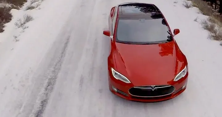 Tesla Model S P85D su neve e ghiaccio [Video]