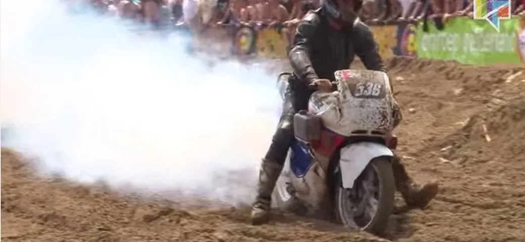 Quando le Moto da GP finiscono nel fango [video]
