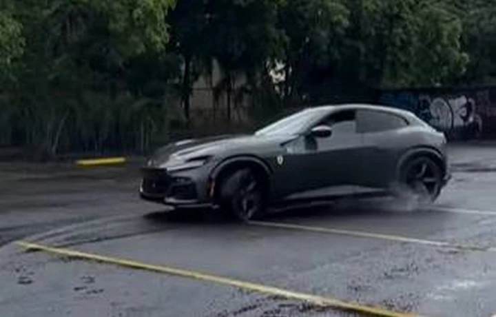 Ferrari Purosangue fa i donut sull'asfalto bagnato | Video