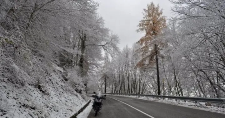 Foto del giorno: in moto anche con la neve