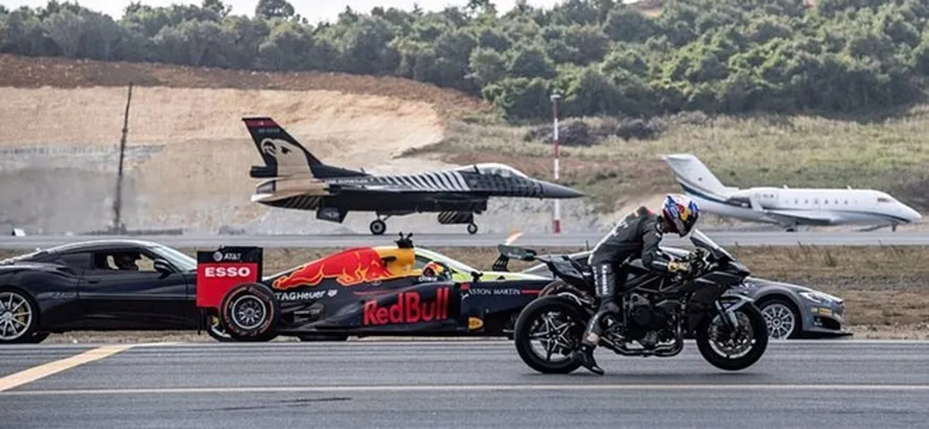 Kawasaki H2R sfida supercar e un caccia F-16 [Video]