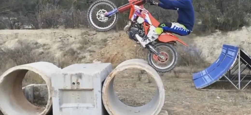 Trial con una moto da cross: un vero manico [Video]