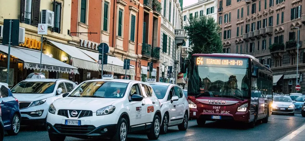 ZTL Roma, boom di denunce per i senza permesso: targhe truccate e non solo