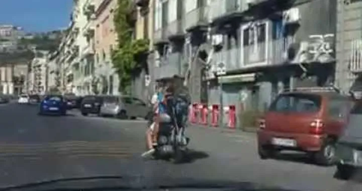 In 5 sullo scooter più un passeggino a Napoli, senza casco e alla guida con una sola mano