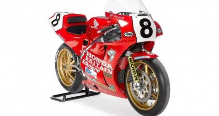 All'asta la Honda RC30 #8 di Carl Fogarty del 1989