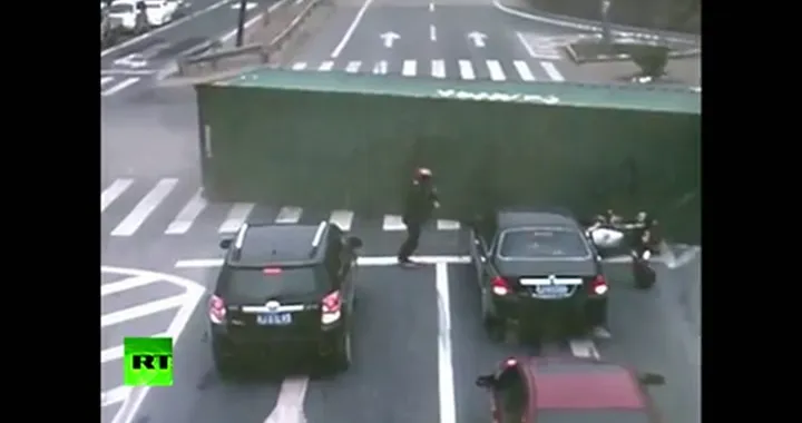 Camion si rovescia e sfiora motociclista