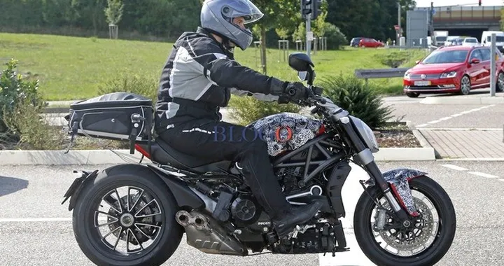 Ducati Diavel 2016 tourer: nuove foto spia