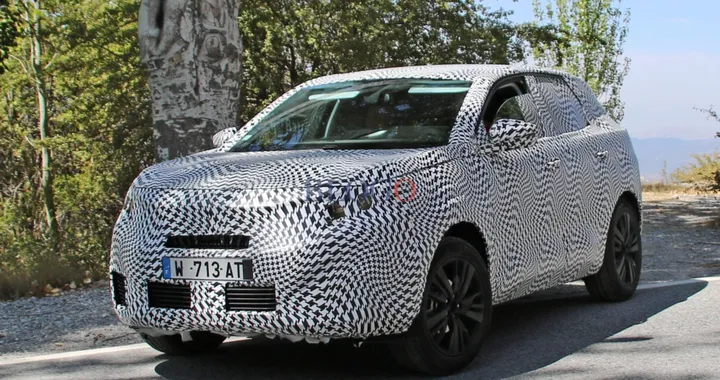 Peugeot 3008 2016: foto spia su strada