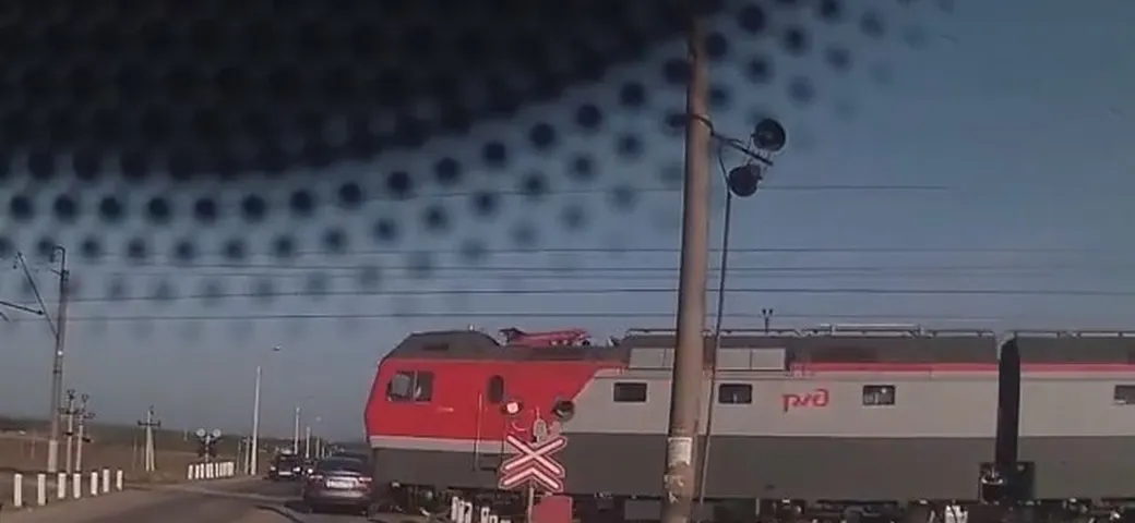 Russia: auto travolta al passaggio a livello [Video]