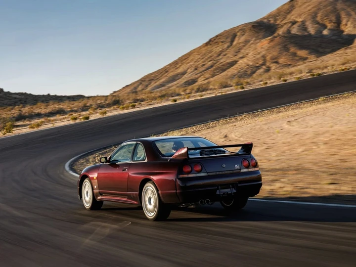 Nissan Skyline GT-R R33: in vendita un esemplare con soli 1600 km