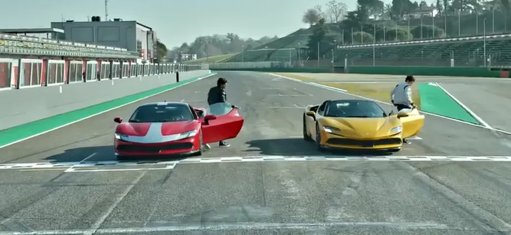 Sainz e Leclerc sulle Ferrari SF90 Stradale e Spider a Imola [Video]