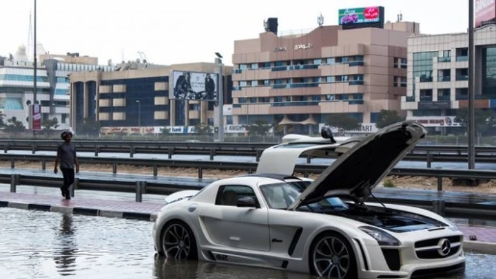 Mercedes SLS AMG: un esemplare finisce a mollo