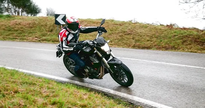 Benelli BN302 2015: la prova su strada