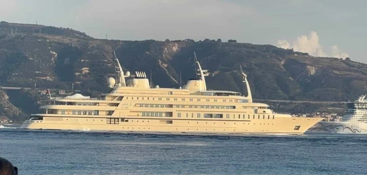 Megayacht da 155 metri nello Stretto di Messina, è della famiglia reale dell’Oman