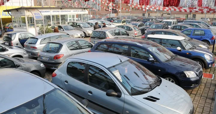 Schilometrava le auto usate, rivenditore nei guai: maxi sequestro