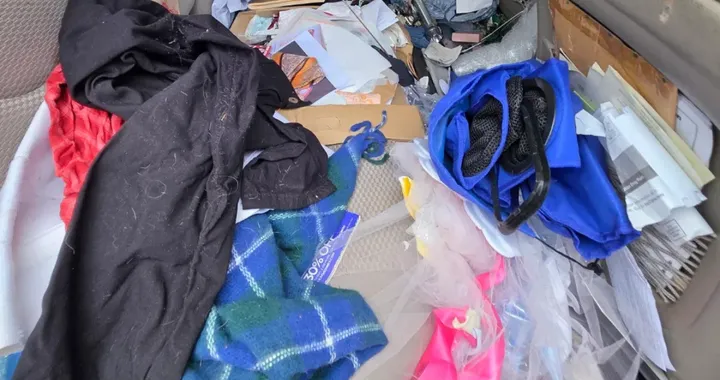 Spazzatura in auto, incredibile ma qui si rischia addirittura il carcere