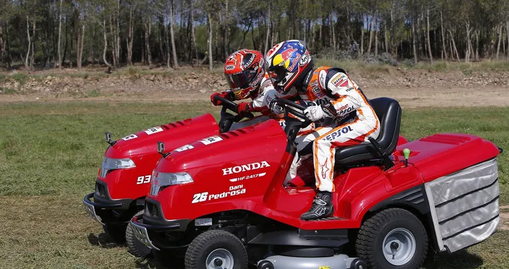 Marquez e Pedrosa, sfida in tosaerba! [Video]