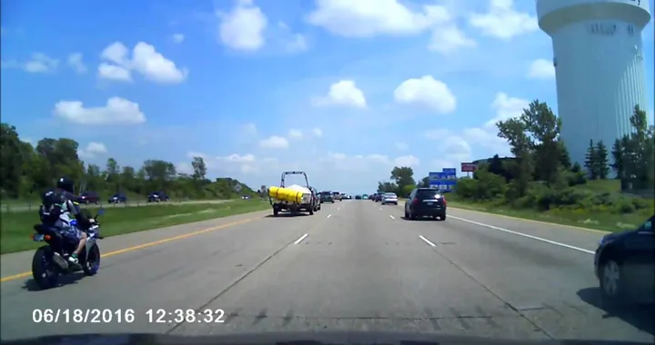 Auto perde il carico, motociclista a terra. Salvo per miracolo!