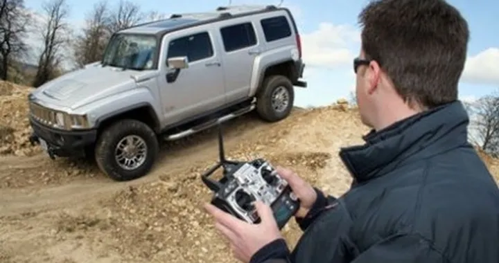 Un Hummer H3 telecomandato