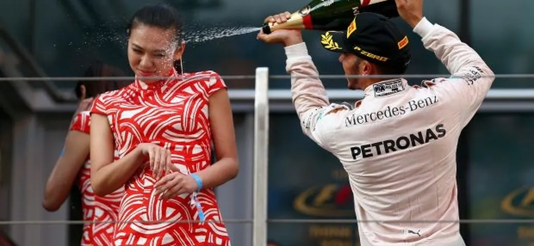 Hamilton festeggia con lo champagne: gesto sessista