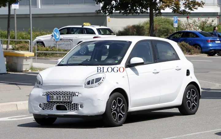 Smart EQ Forfour: foto spia del facelift