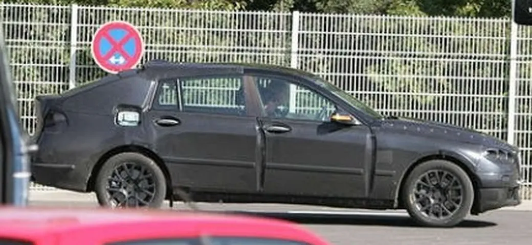 Bmw V5: prime foto spia