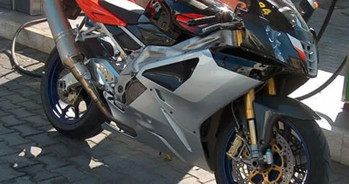 Anteprima Aprilia RSV 1000 R