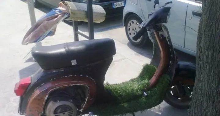Foto del giorno: Vespa verde nell'estetica