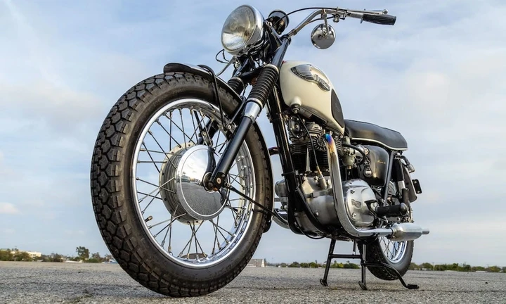 Triumph Bonneville T120R 1966: un pezzo di storia in vendita per una causa benefica