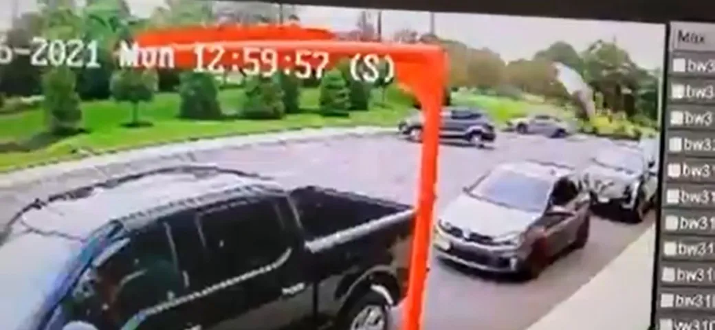 Spaventoso volo con schianto di una Toyota [Video]