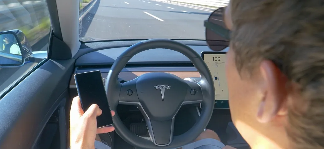 Tesla: hacker scopre modalità segreta 
