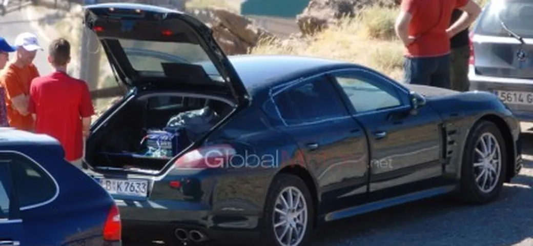 Porsche Panamera: foto spia col portellone aperto