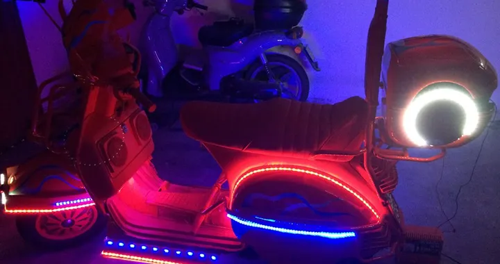 Vespa a effetto Luna Park sulle strade di Pesaro