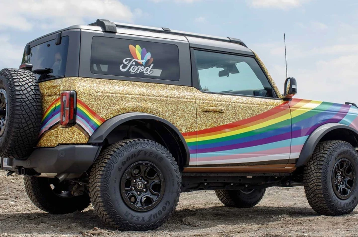 Ford Bronco: per il Pride Month veste la bandiera arcobaleno